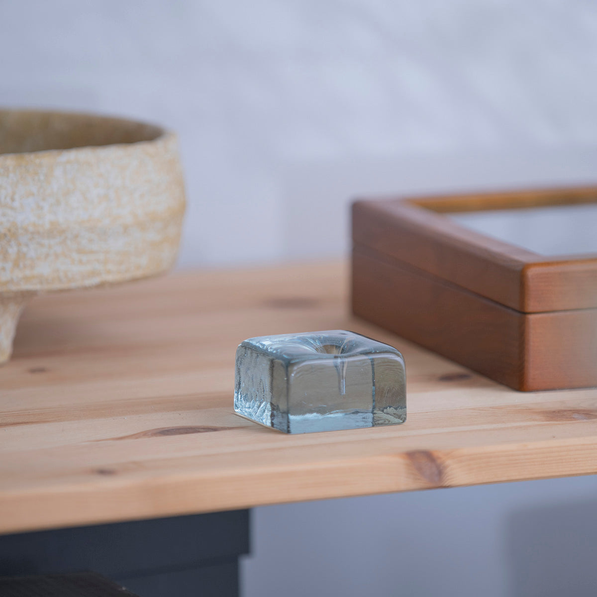 IYÉ incense holder ｜ 廃ブラウン管でつくられた水のようなお香立て