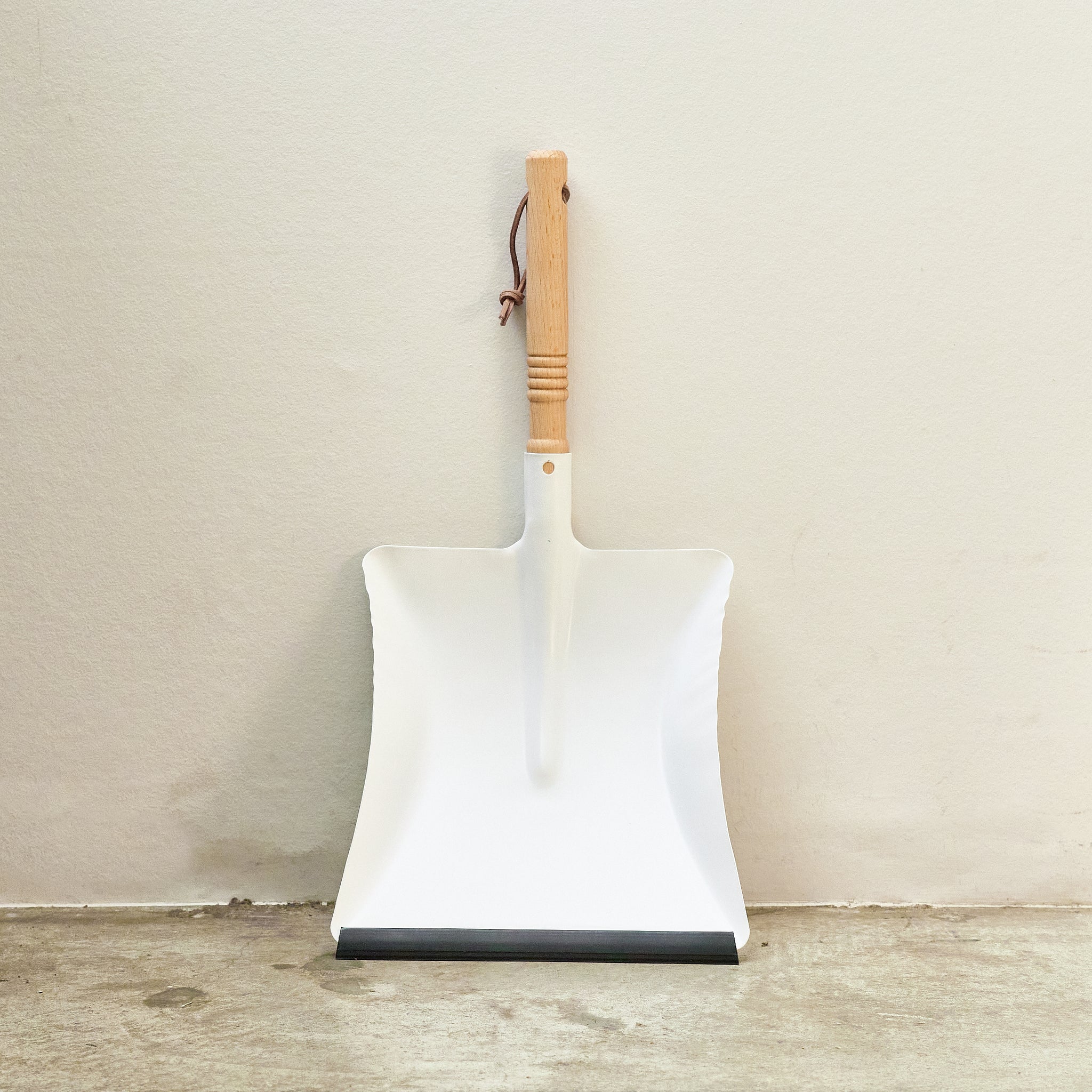 スチールダストパン ｜ 枝ものの落ち葉をしっかり集めるちりとり