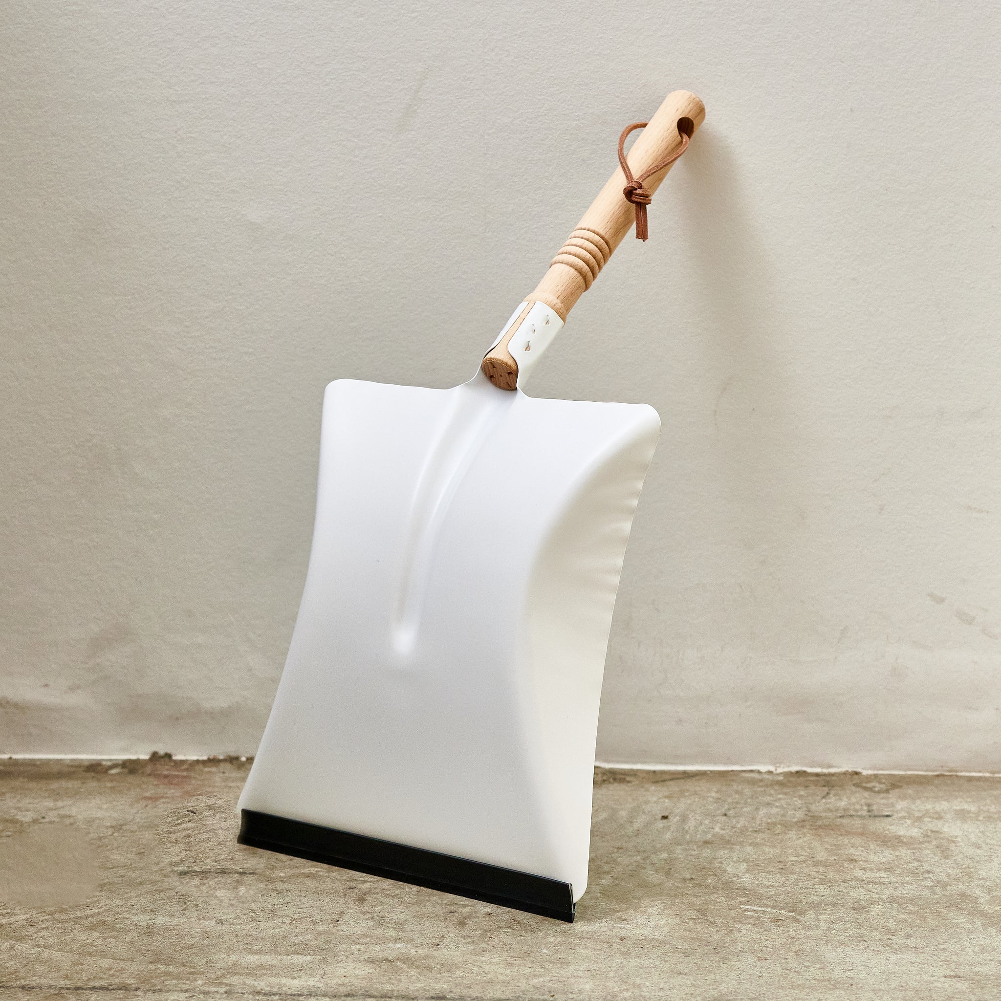 スチールダストパン ｜ 枝ものの落ち葉をしっかり集めるちりとり