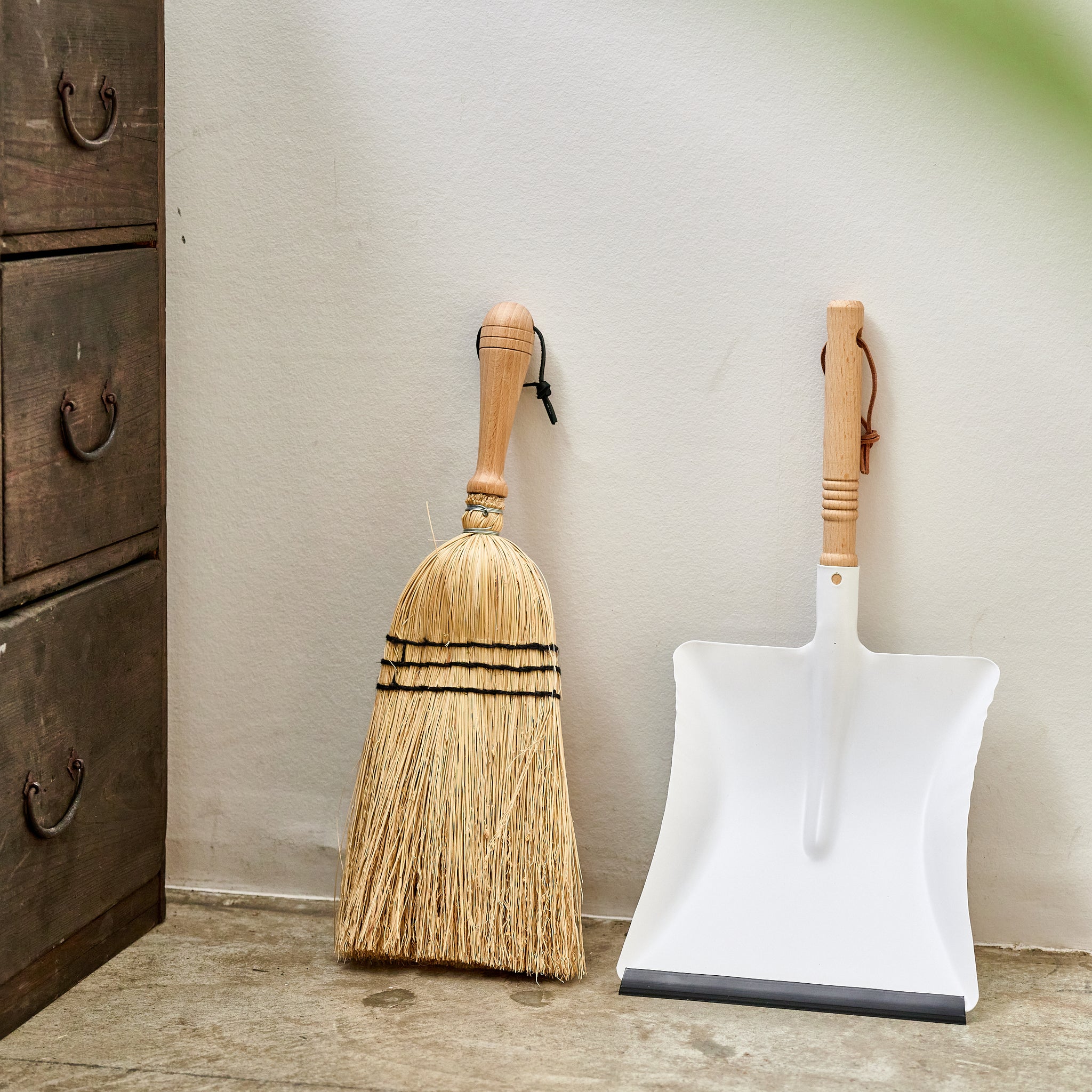 スチールダストパン ｜ 枝ものの落ち葉をしっかり集めるちりとり