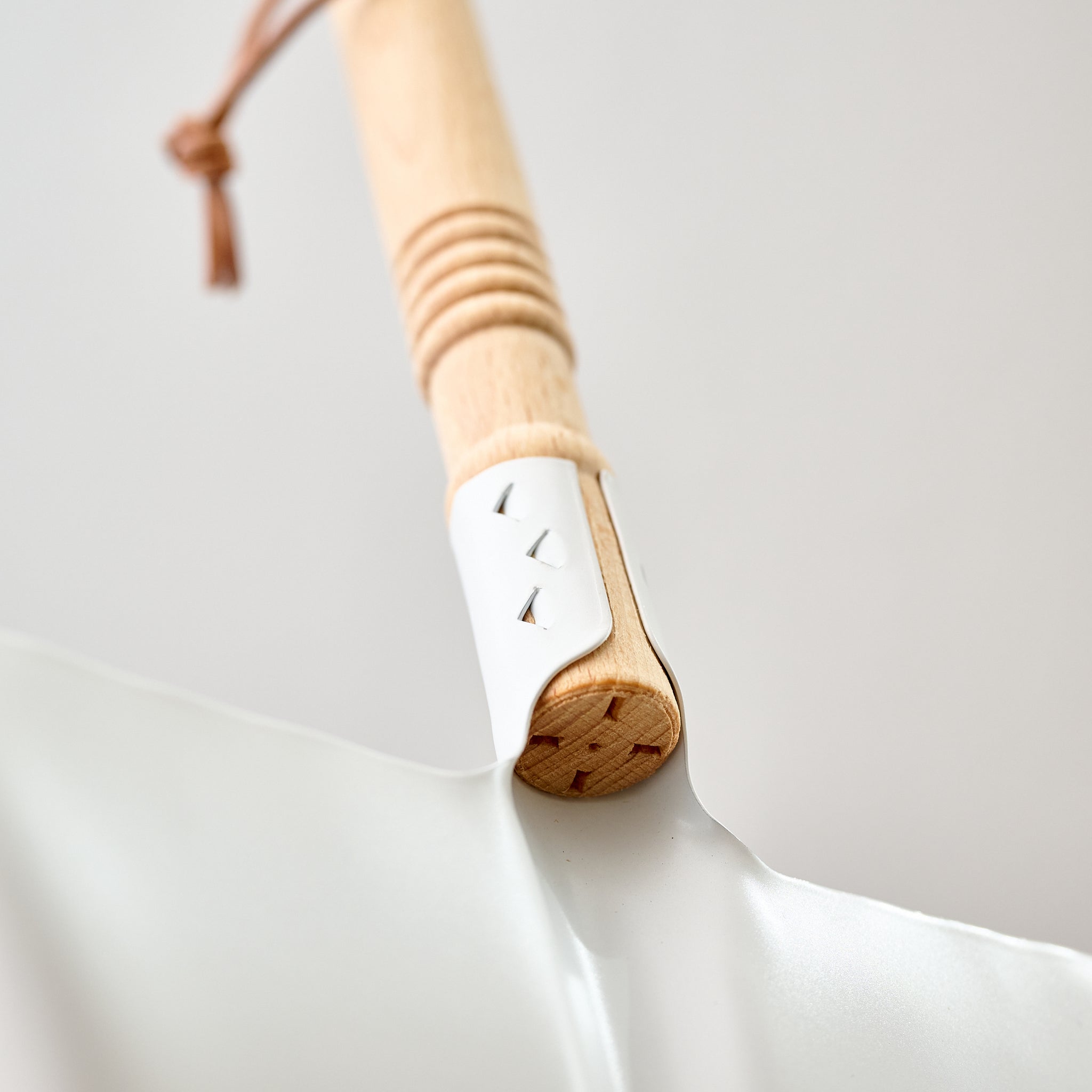 スチールダストパン ｜ 枝ものの落ち葉をしっかり集めるちりとり