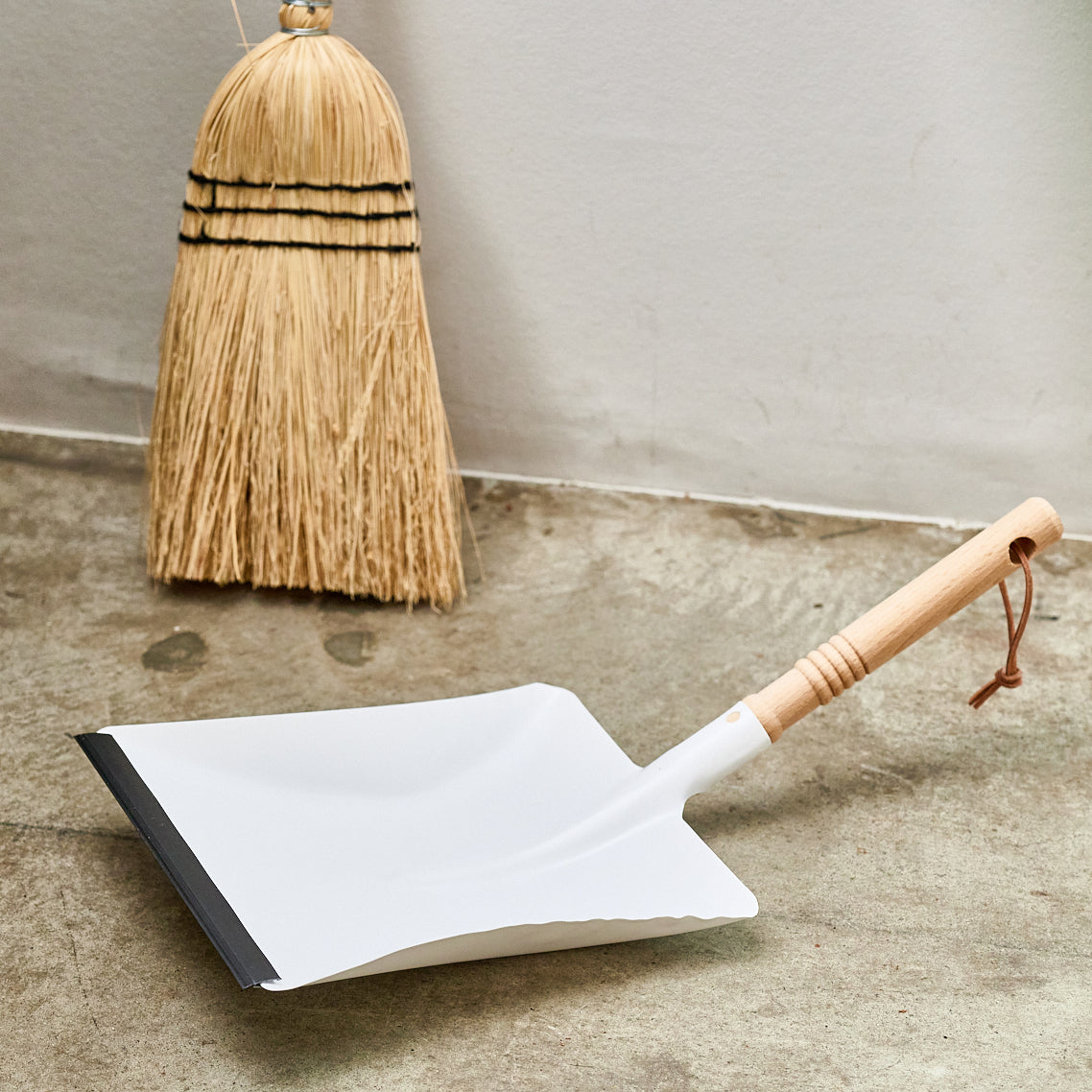 スチールダストパン ｜ 枝ものの落ち葉をしっかり集めるちりとり