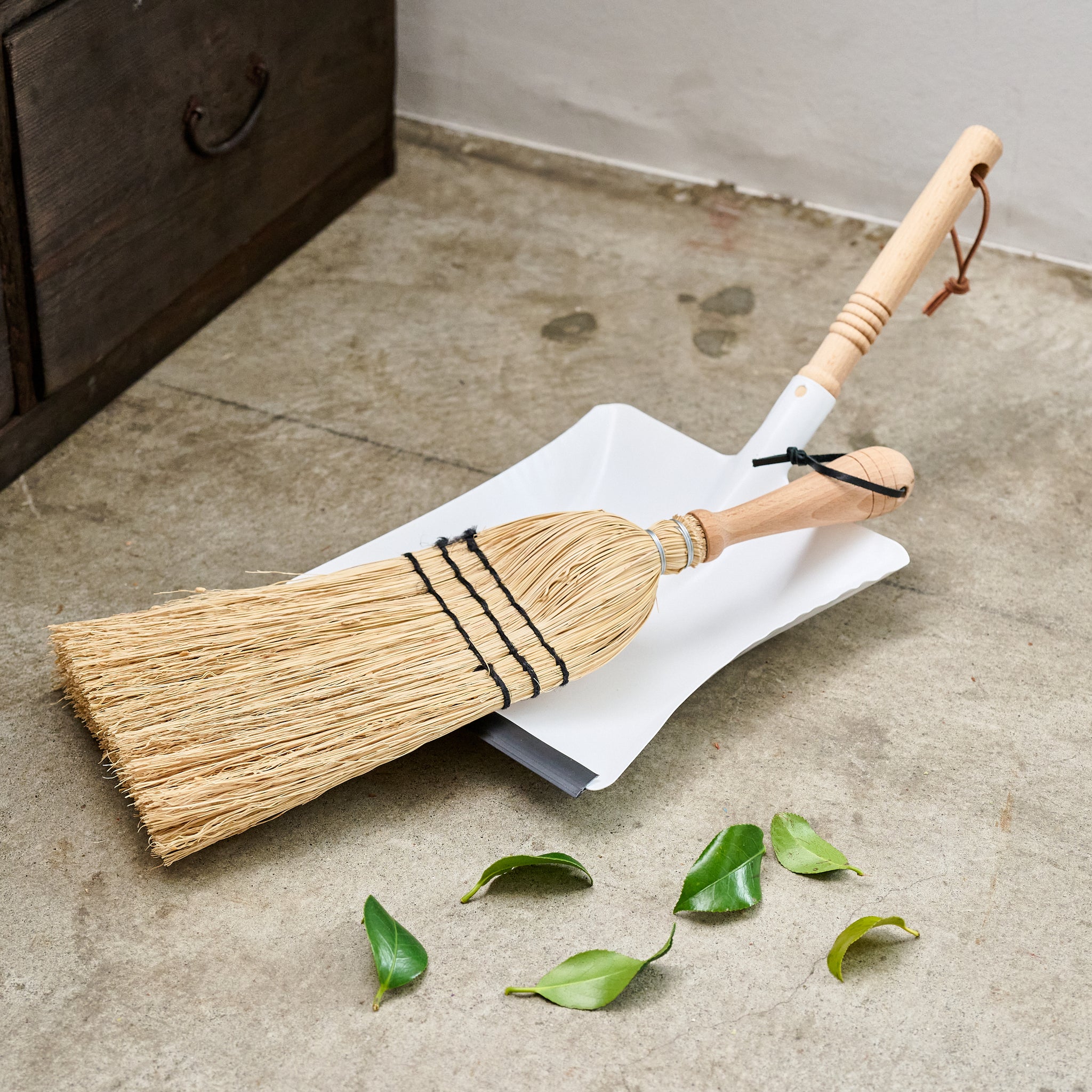 スチールダストパン ｜ 枝ものの落ち葉をしっかり集めるちりとり