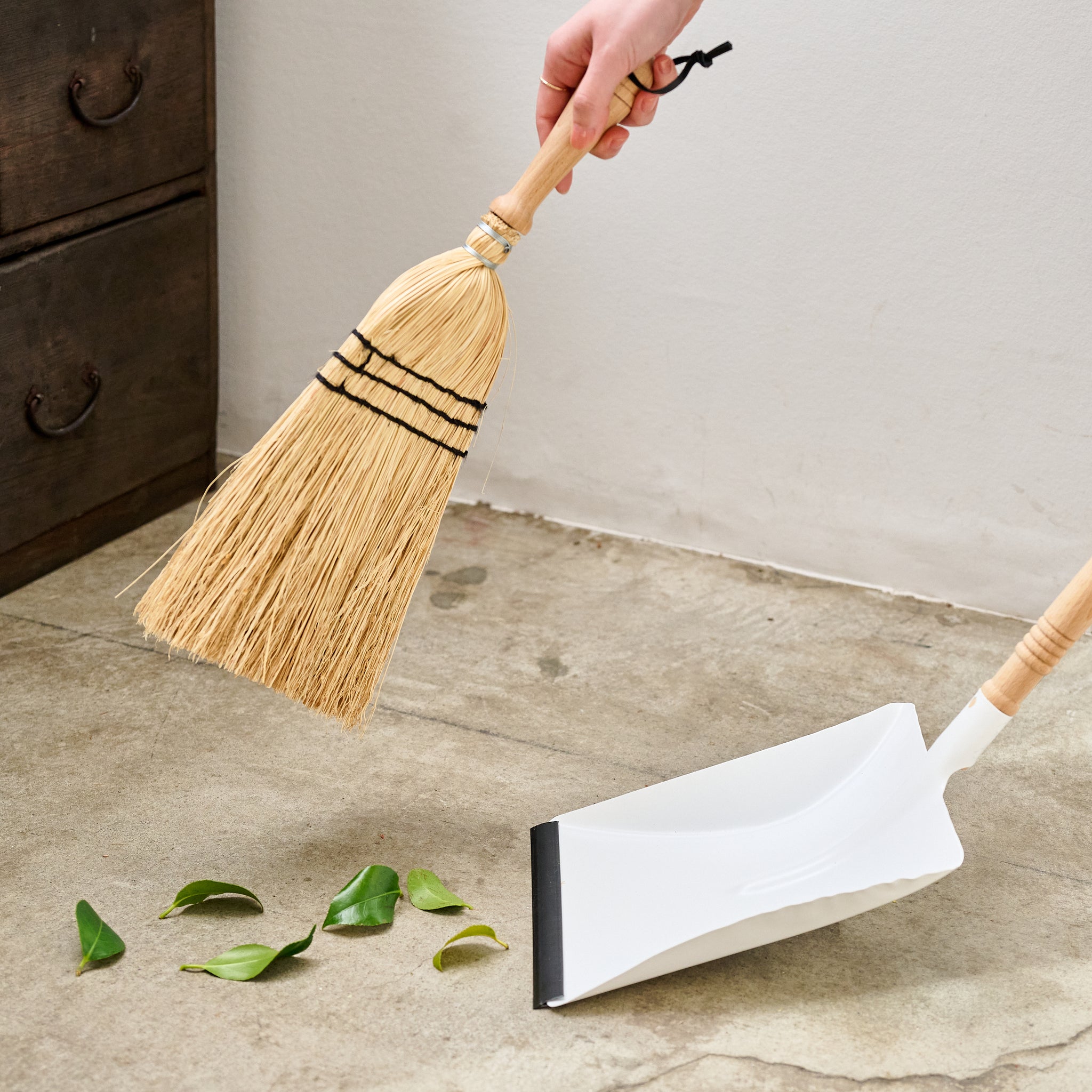 スチールダストパン ｜ 枝ものの落ち葉をしっかり集めるちりとり