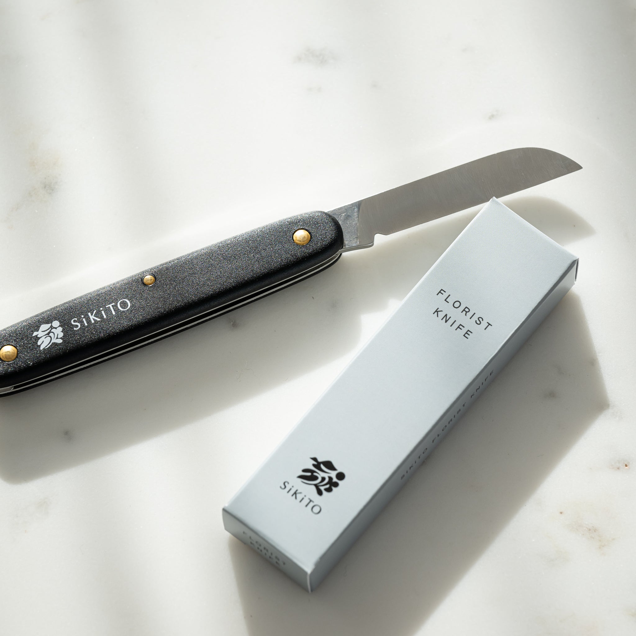 フローリストナイフ ｜ 枝ものの水揚げにも使えるナイフ