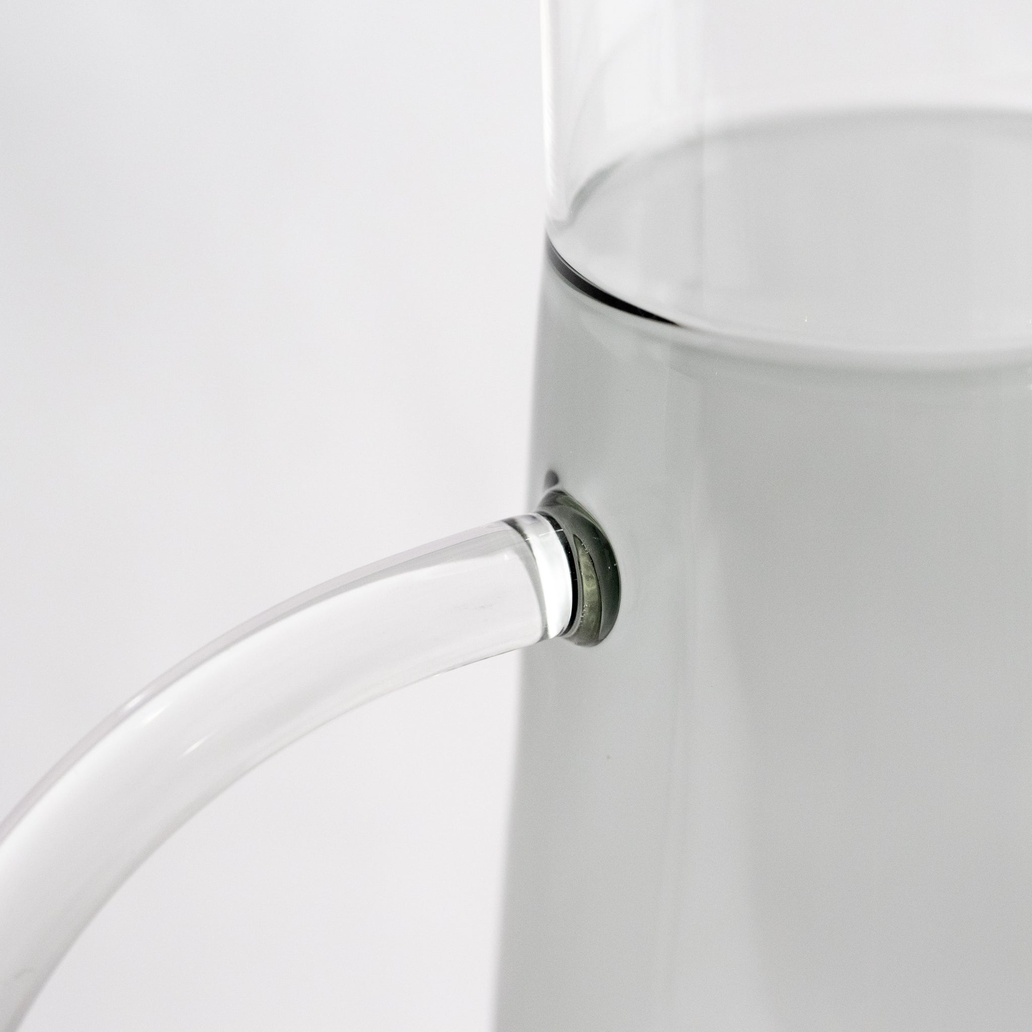 High Jug ｜ 枝もの花器にもなるモダンな水差し