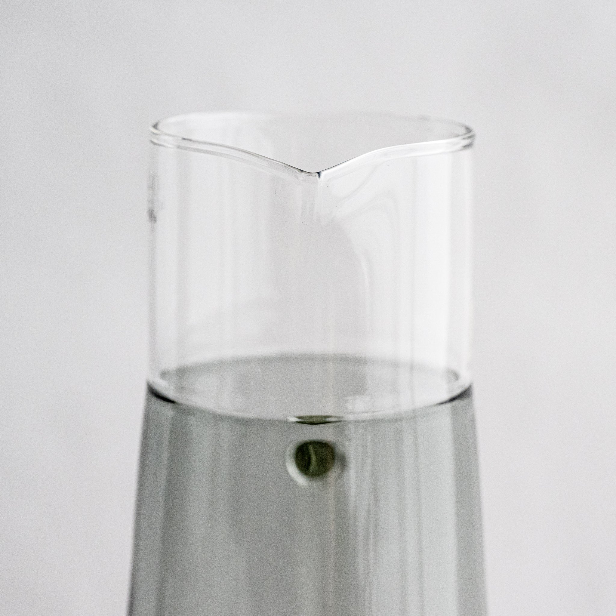 High Jug ｜ 枝もの花器にもなるモダンな水差し