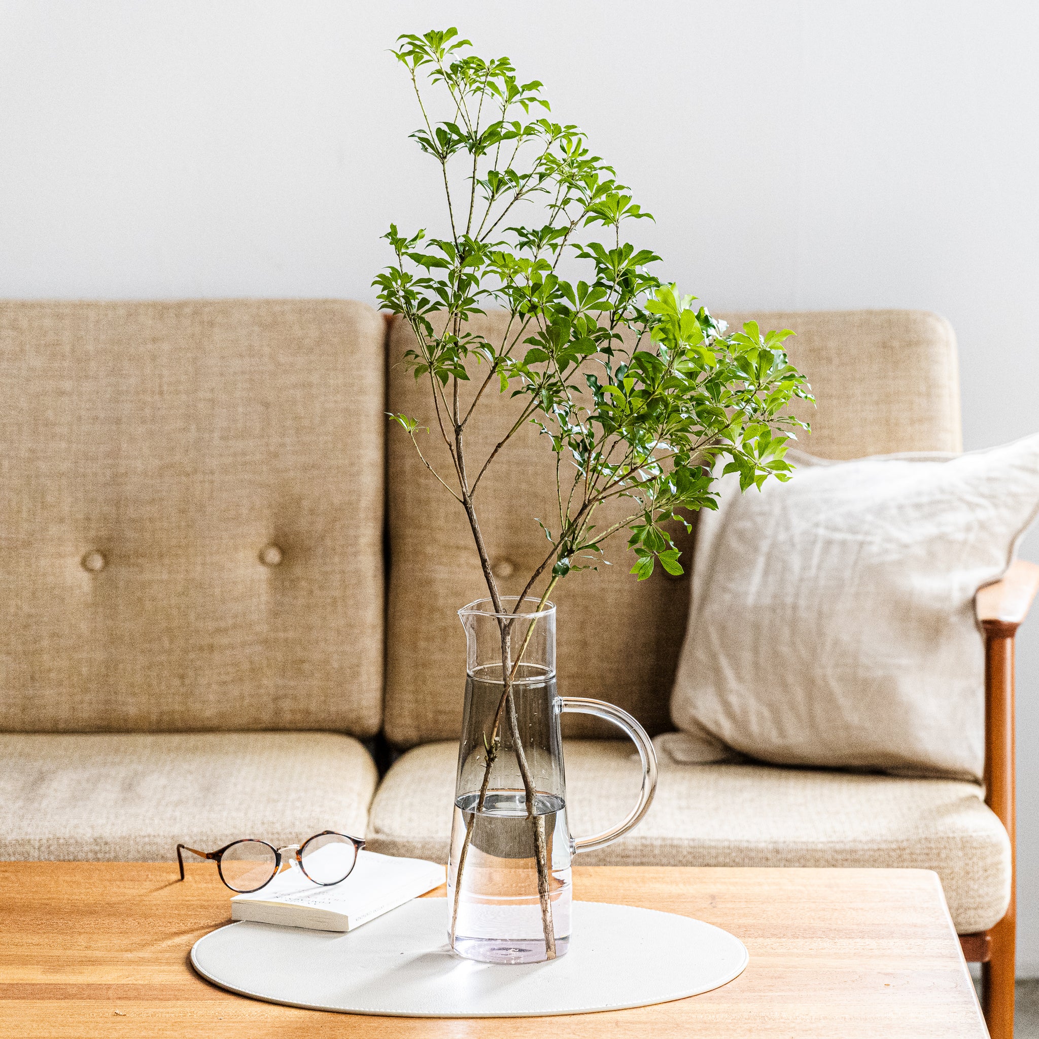 High Jug ｜ 枝もの花器にもなるモダンな水差し