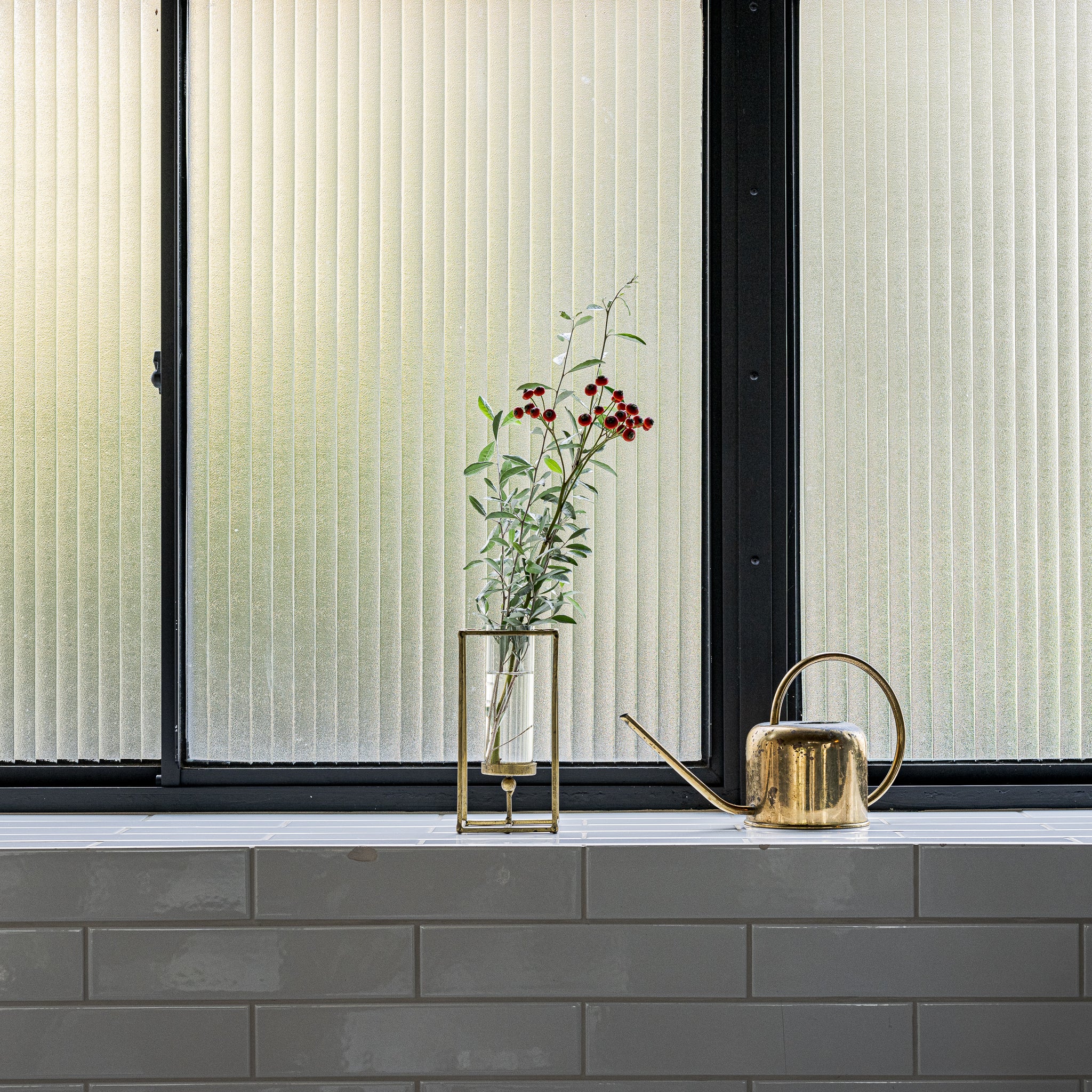 CUBE｜ 浮遊感のある無骨でミニマルな枝もの花器