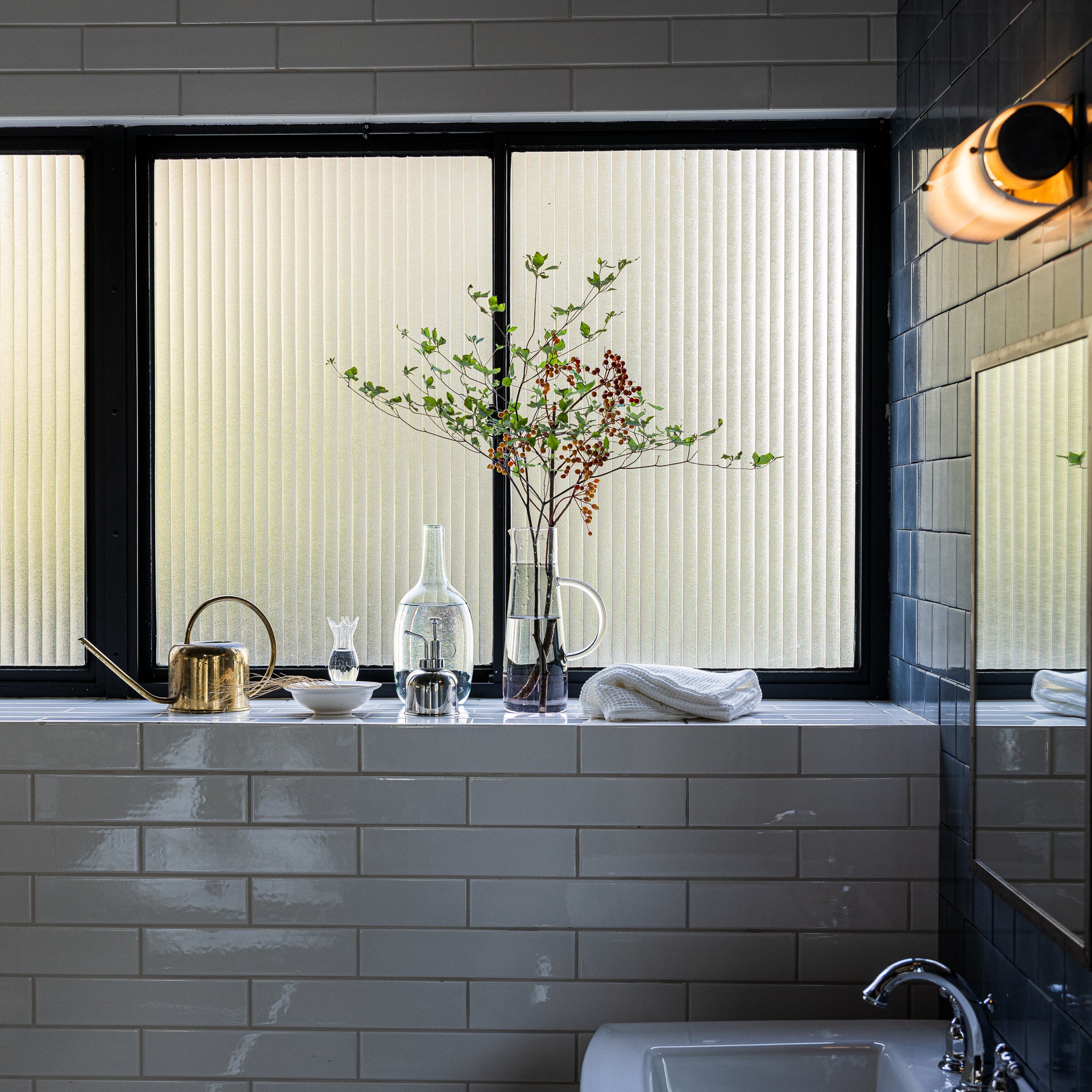 枝ものをイッケンドルフのhigh jugに飾っている