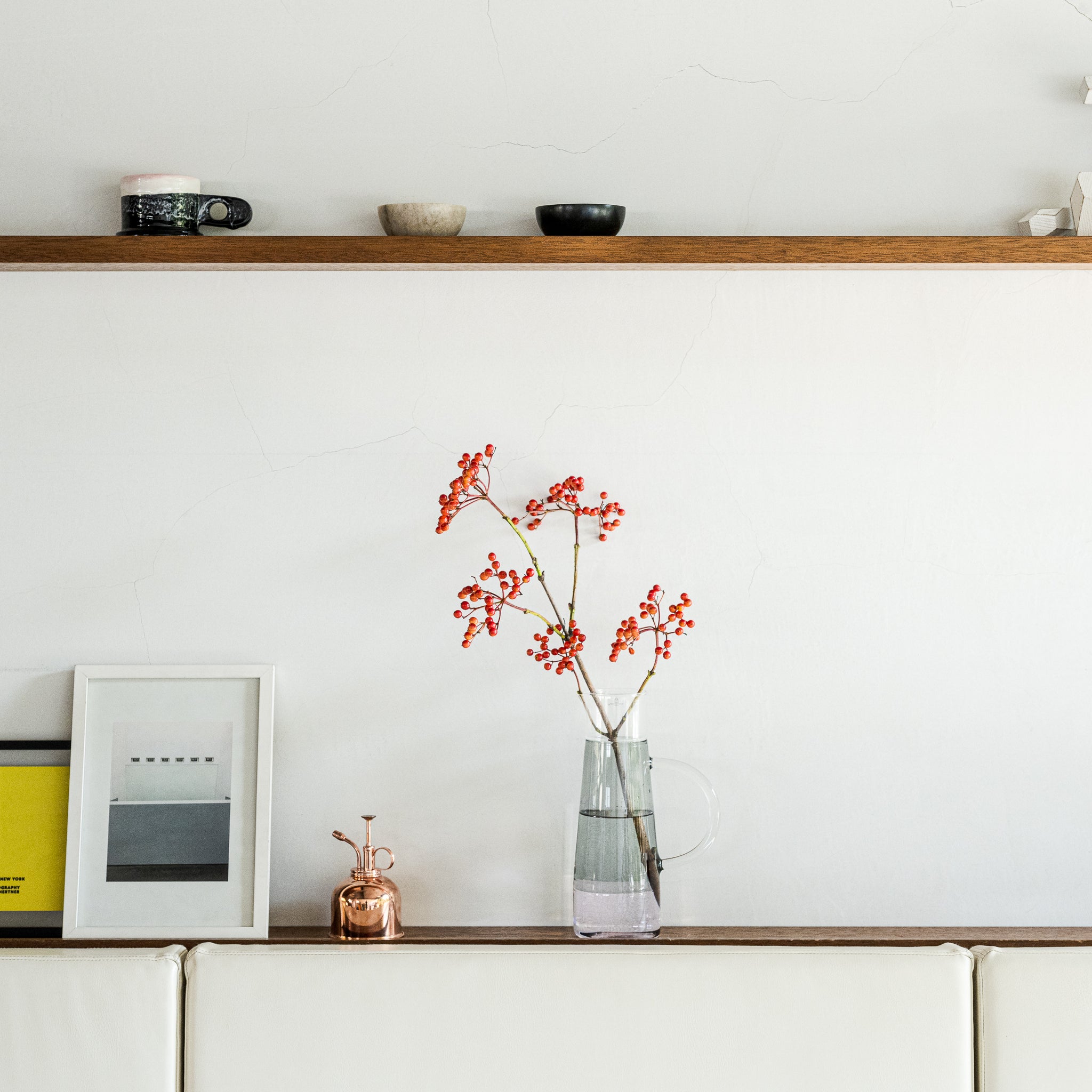 枝ものをイッケンドルフのhigh jugに飾っている