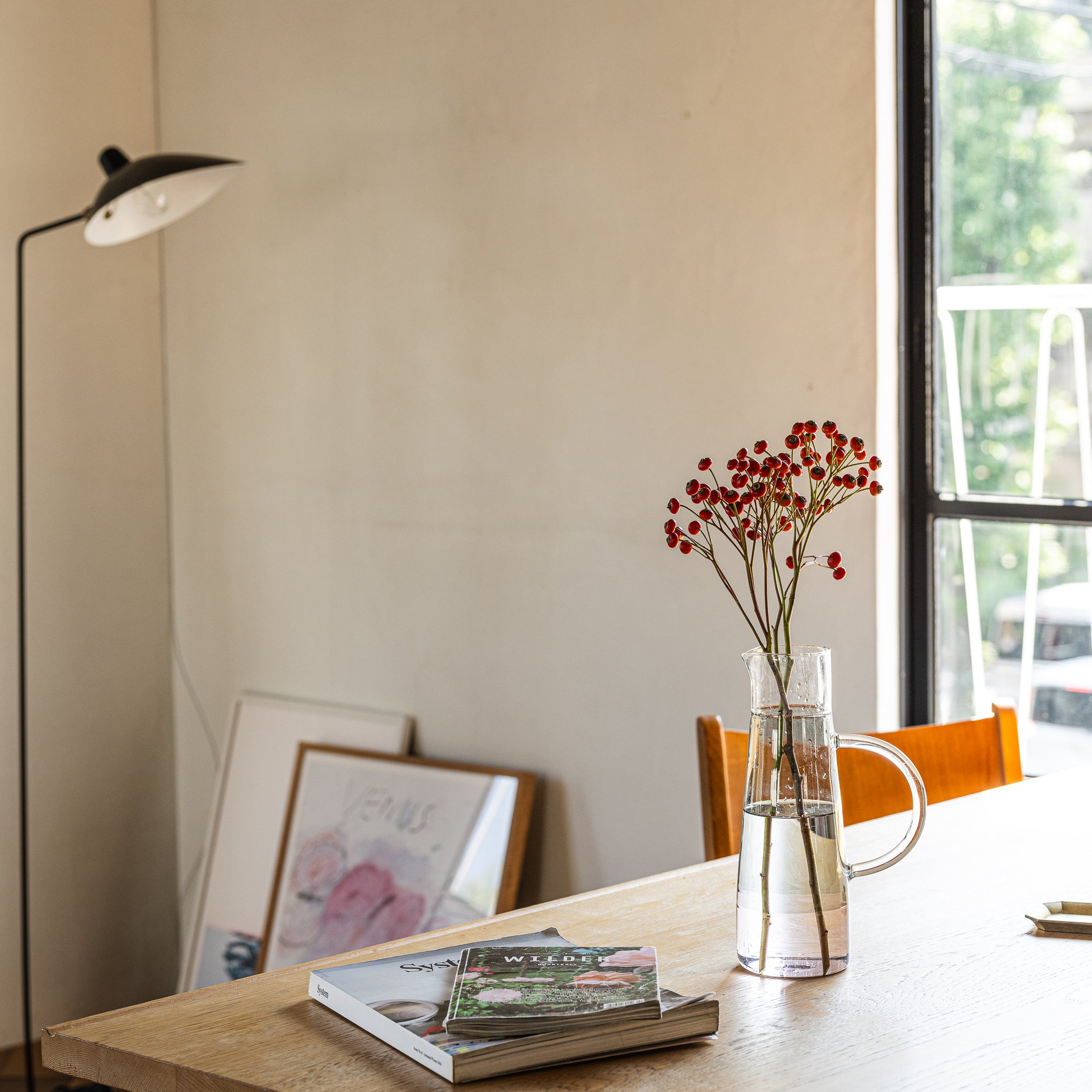 High Jug ｜ 枝もの花器にもなるモダンな水差し