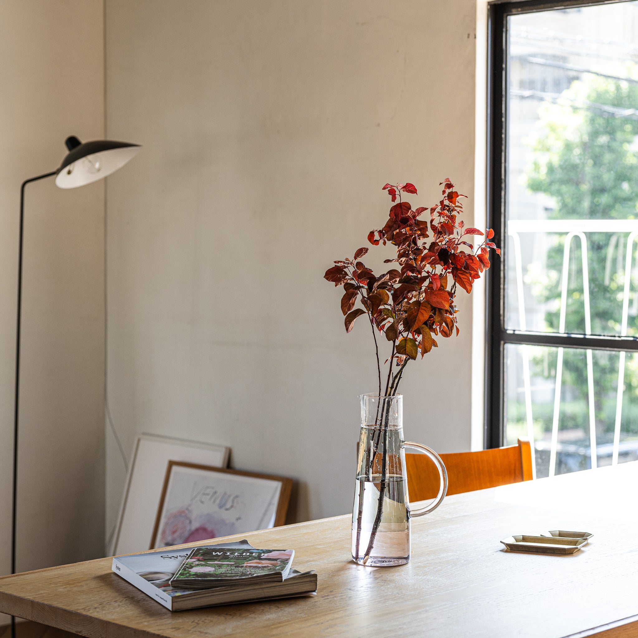 High Jug ｜ 枝もの花器にもなるモダンな水差し