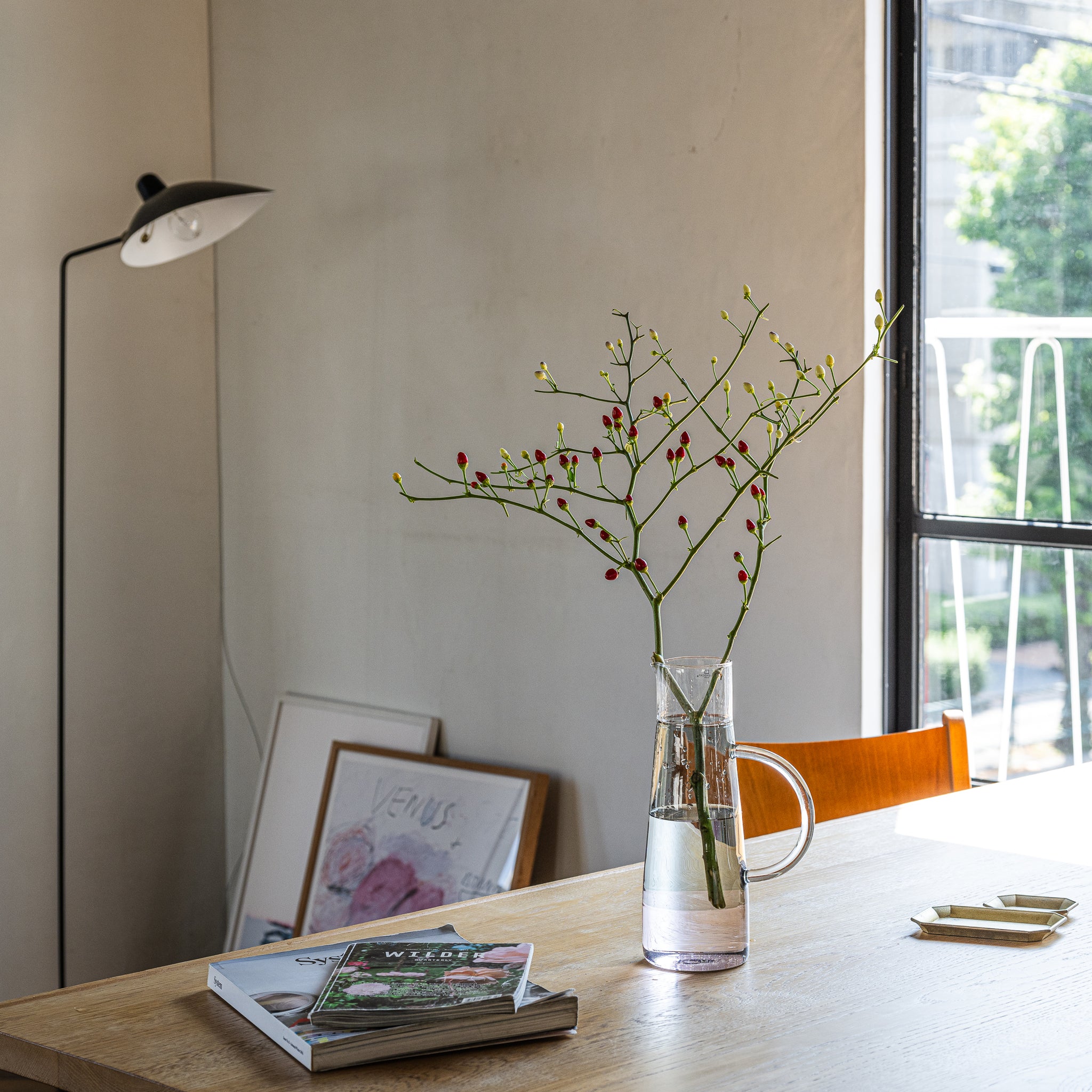 枝ものをイッケンドルフのhigh jugに飾っている