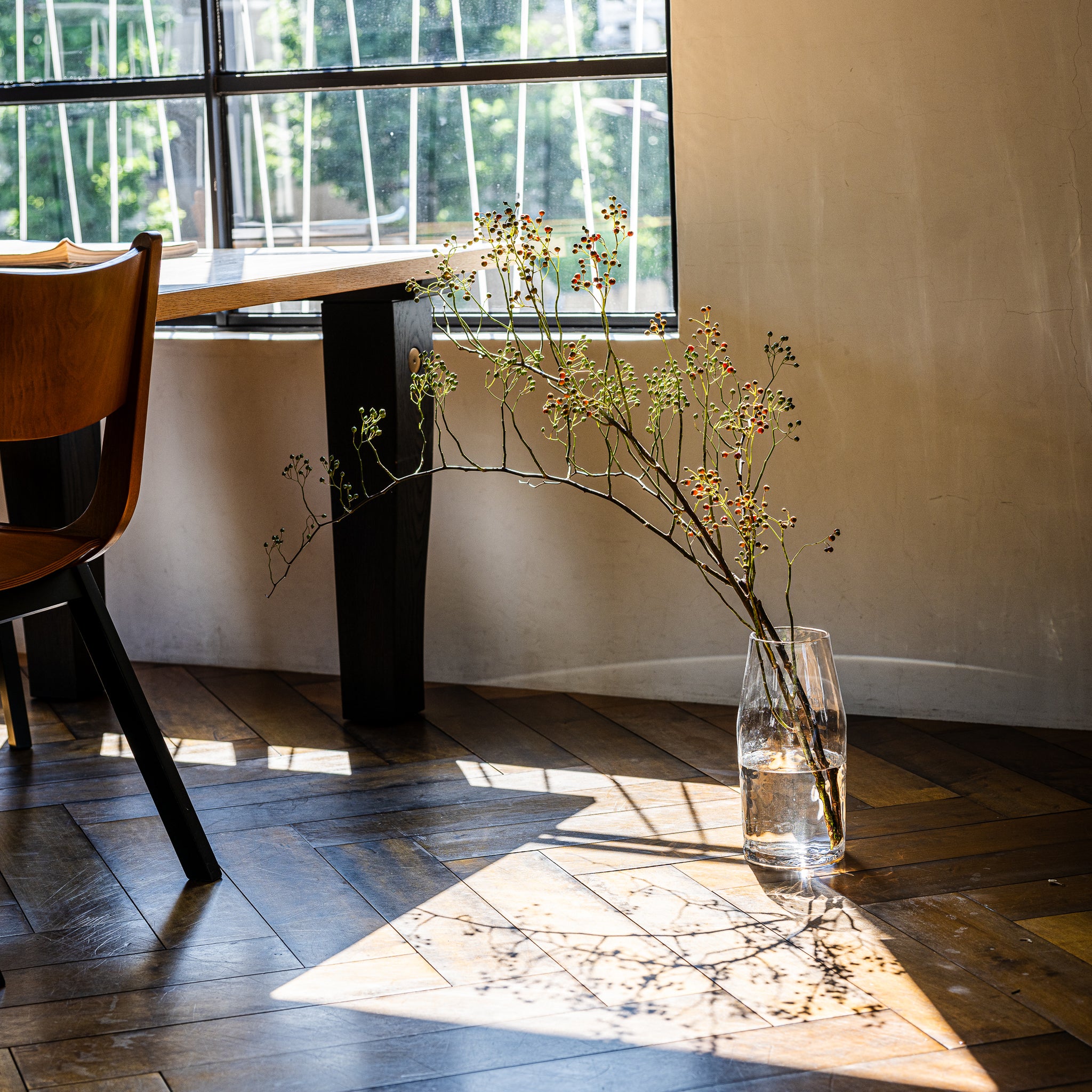 いとま ｜ ガラスと水がゆらめく枝もの花器