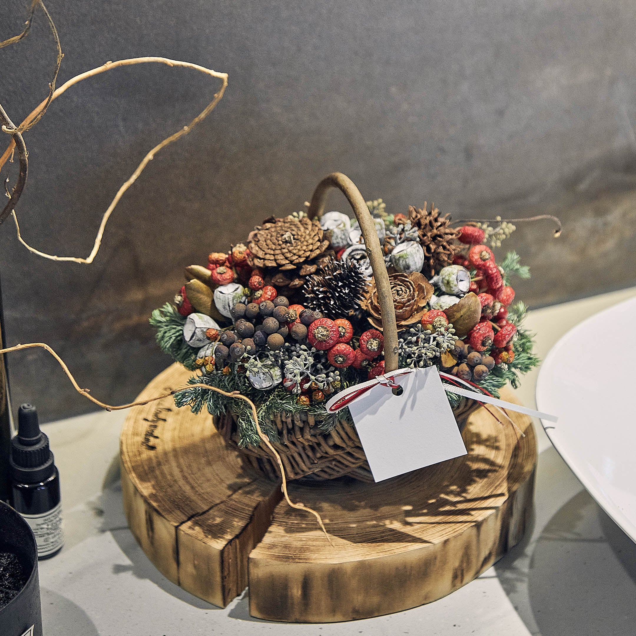 【受注販売】冬の実ものを詰め込んだボタニカルバスケット（生花）