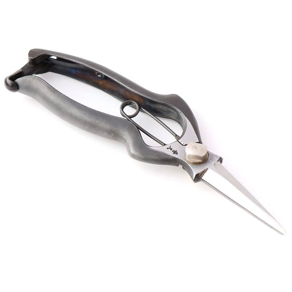 外山刃物 ｜ 細部まで自在に切れる芽切鋏