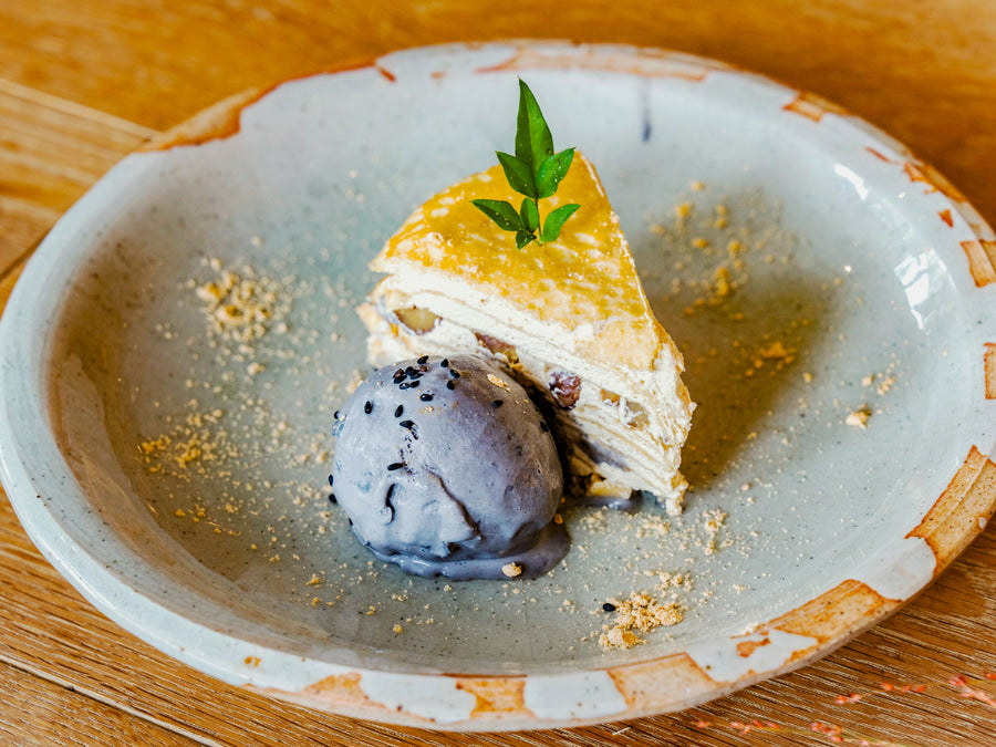秋栗のほうじ茶ミルクレープ 黒ゴマアイス添え