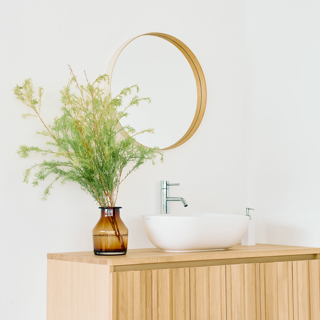 KOHAN ｜ ヴィンテージカラーのガラス製枝もの花器　-枝ものを飾っている様子