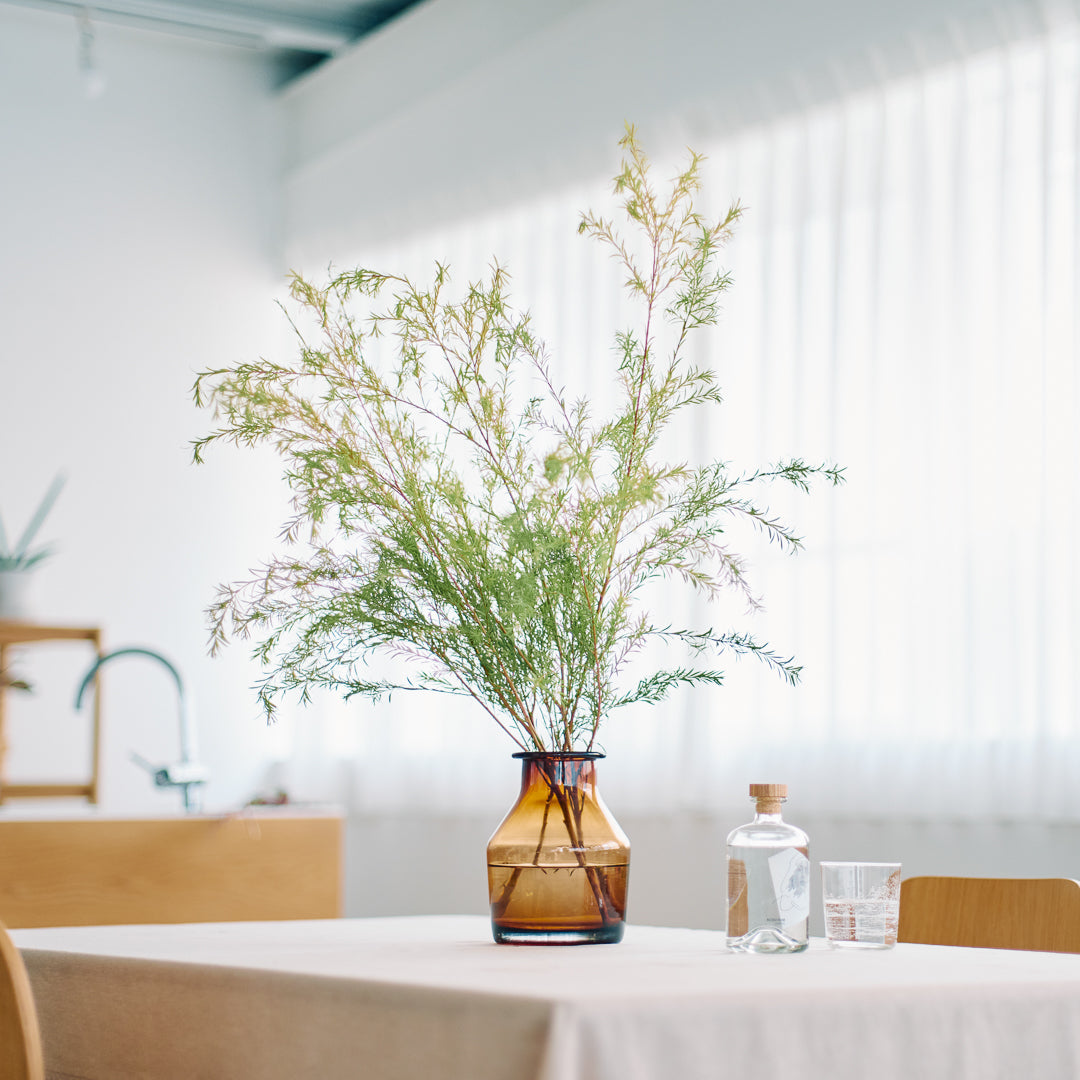 KOHAN ｜ ヴィンテージカラーのガラス製枝もの花器　-メラレウカを飾っている様子