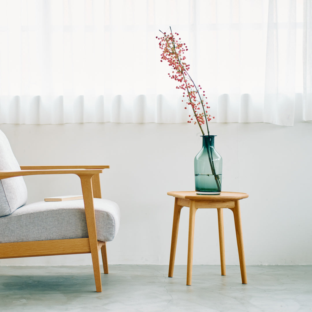 KOHAN ｜ ヴィンテージカラーのガラス製枝もの花器　-枝ものを飾っている様子