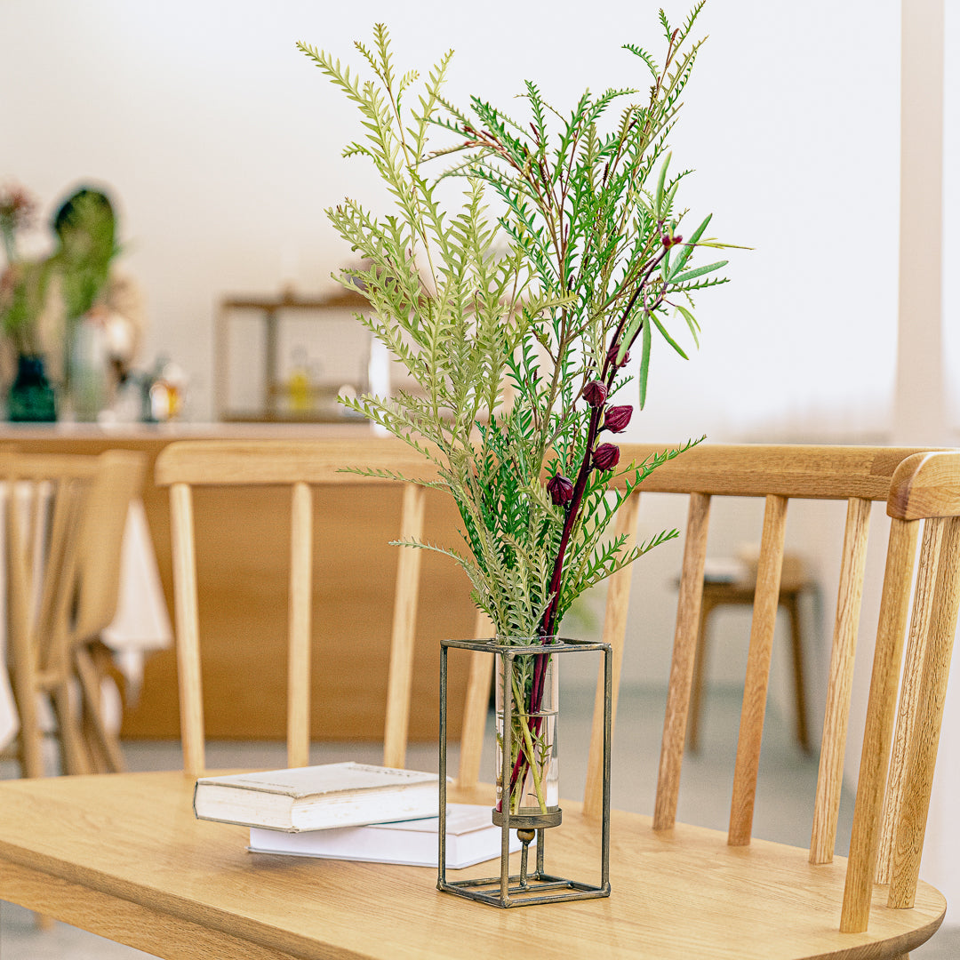 CUBE｜ 浮遊感のある無骨でミニマルな枝もの花器