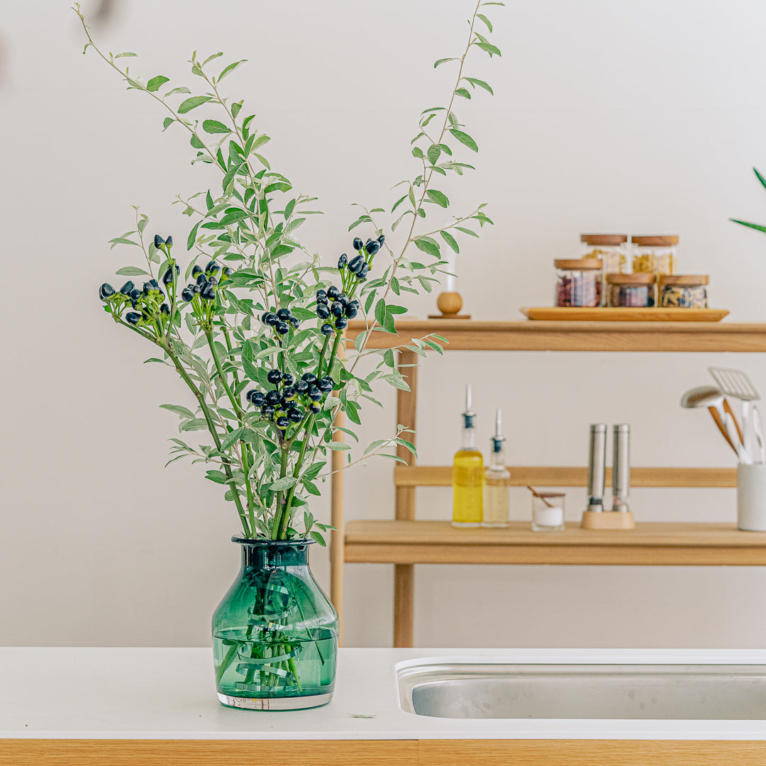 KOHAN ｜ ヴィンテージカラーのガラス製枝もの花器　-枝ものを飾っている様子