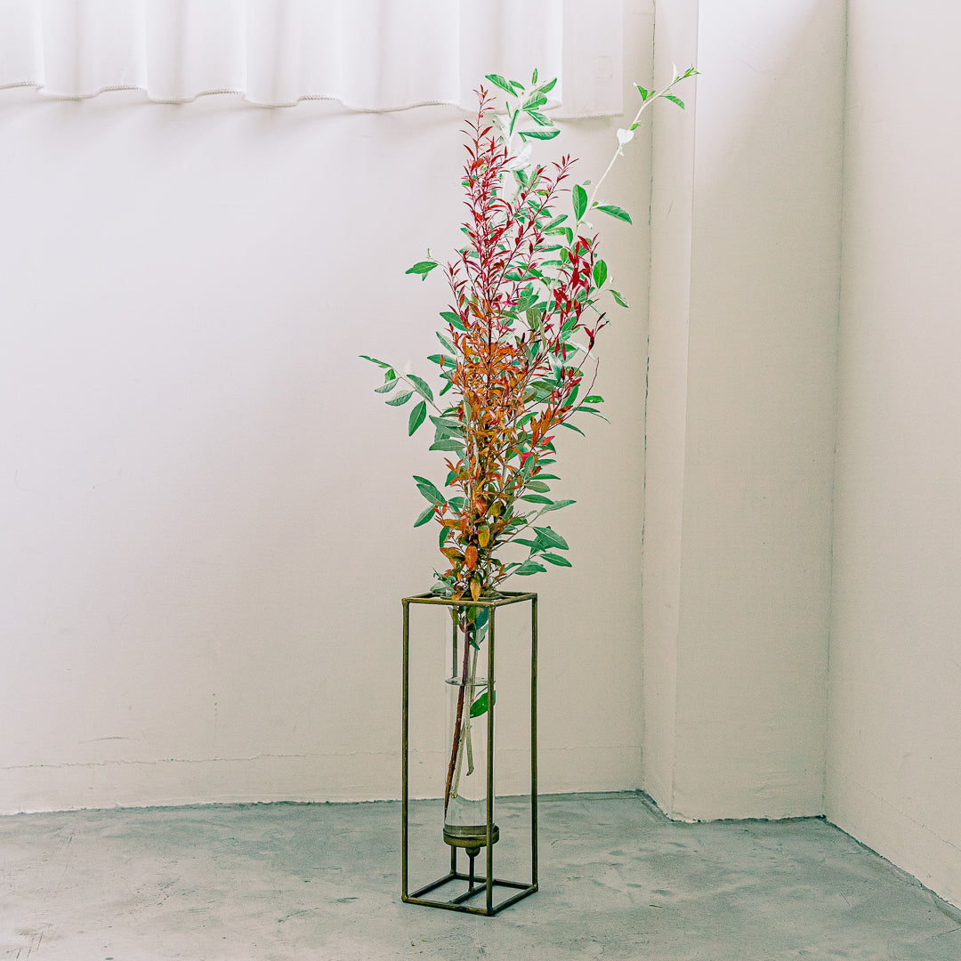 CUBE｜ 浮遊感のある無骨でミニマルな枝もの花器