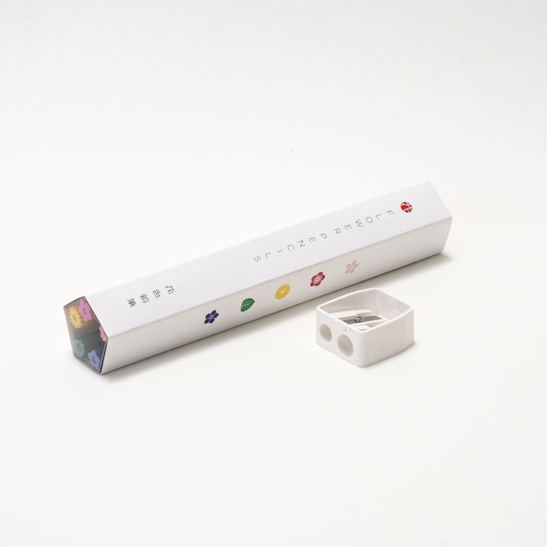 花色鉛筆のパッケージと鉛筆削り