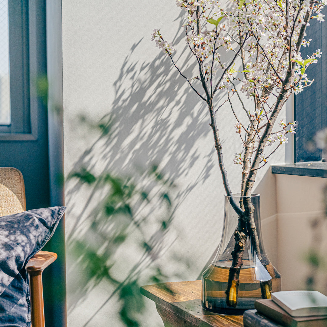 枝もの「桜」を花器「Fagot」に飾っている