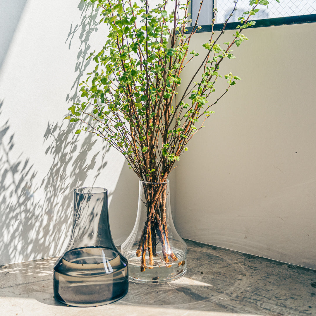 枝ものを花器「Fagot」に飾っている