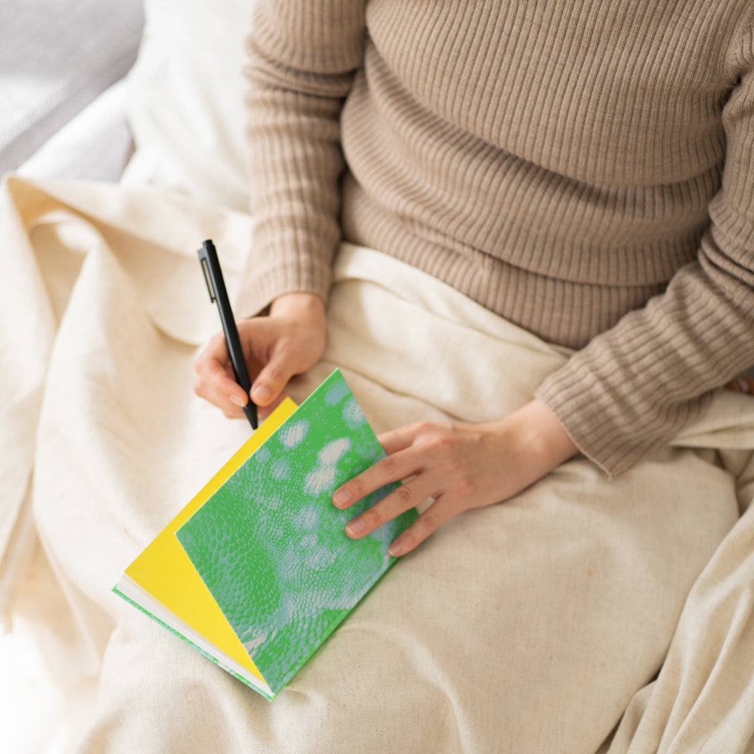 フィジーイグアナのノートを手に持った様子