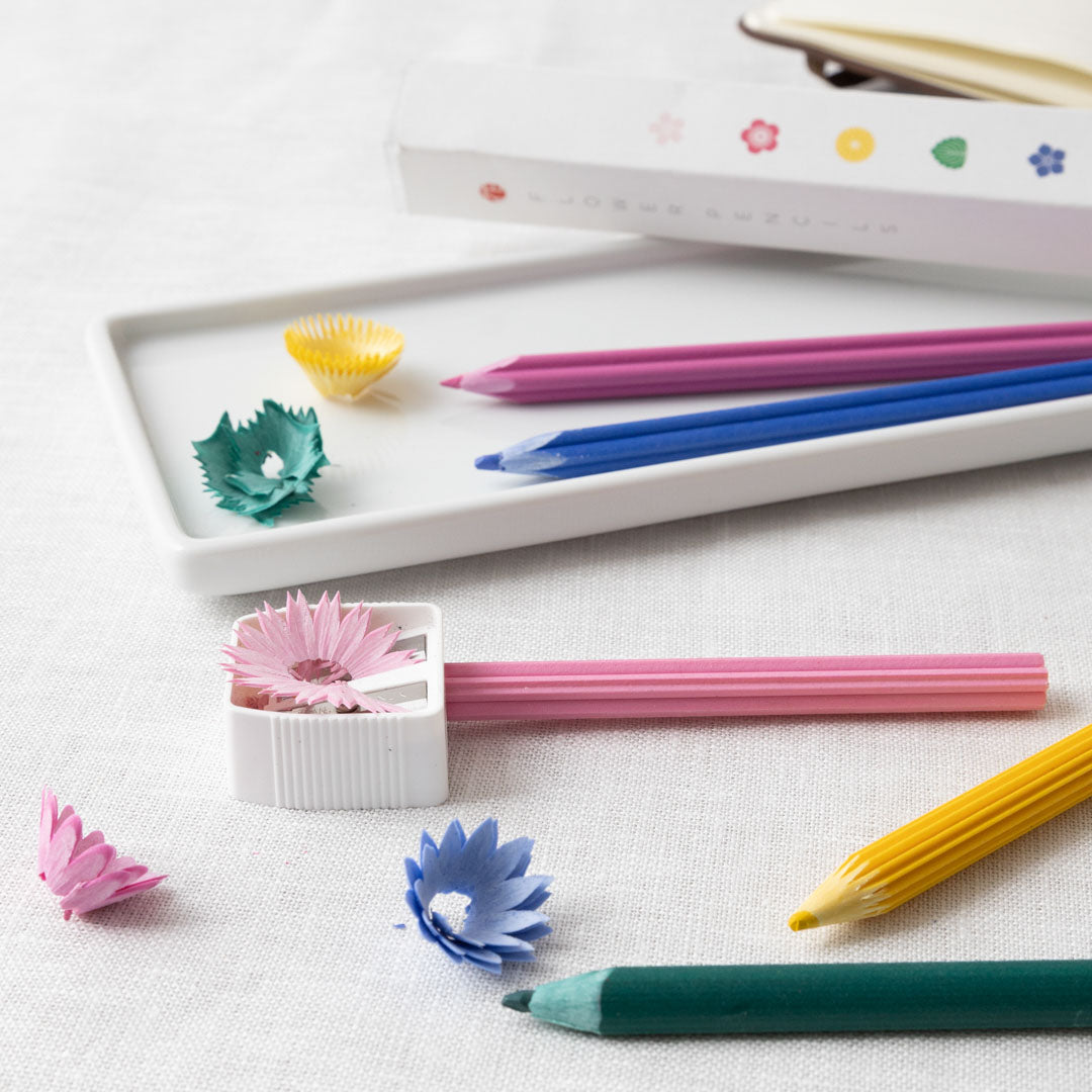 花色鉛筆からは花びらのような美しい削りかすが生まれます