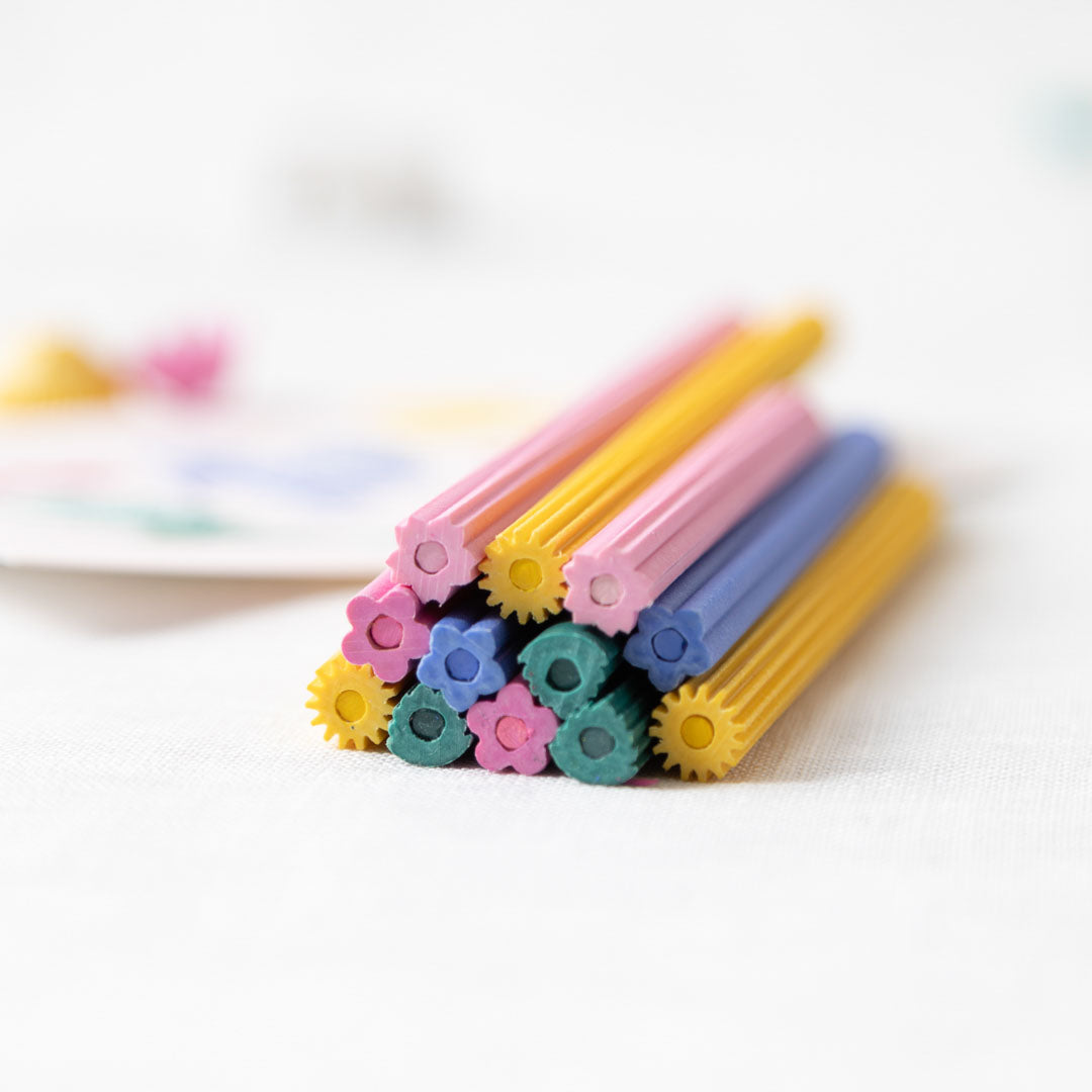 断面図が美しい花色鉛筆を積み重ねた様子