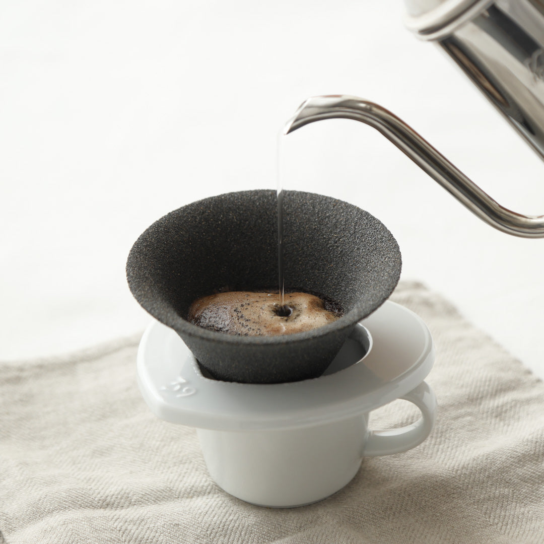 セラフィルターにお湯を注ぐ様子