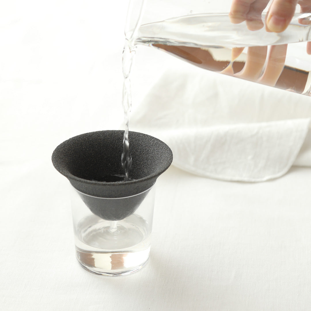 セラフィルターで水を濾過している様子